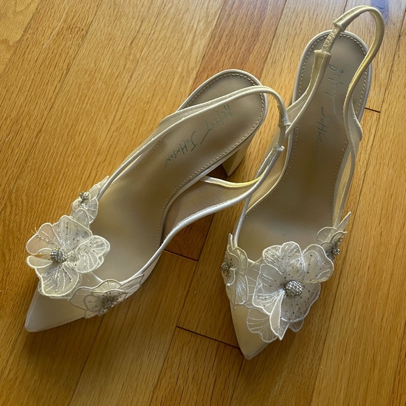 Betsy Johnson, Petra Ivory 3 inch Block Heel, size 7 - Picture 4 of 5